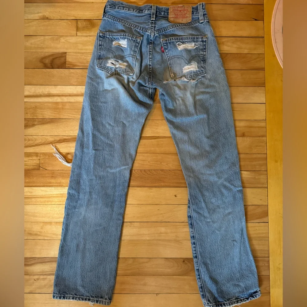 Levi’s 501 hand distressed jeans denim straight leg women’s ripped 27 26 small - Picture 10 of 10